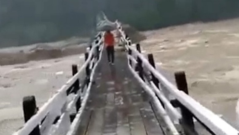 Przejście przez most podczas powodzi. Odwaga czy głupota? 