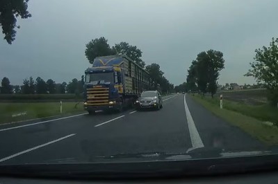 Kierowca Passata spycha innych wyprzedzając na trzeciego 