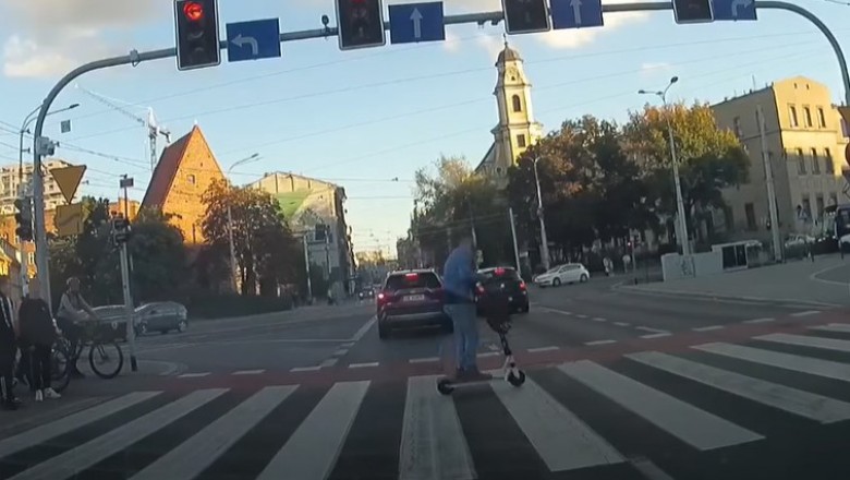 Hulajnogą chciał przejechać na czerwonym, trafił na auto. Nagranie z Wrocławia