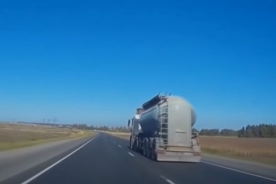 Kierowca TIRa doprowadza do dachowania osobówki