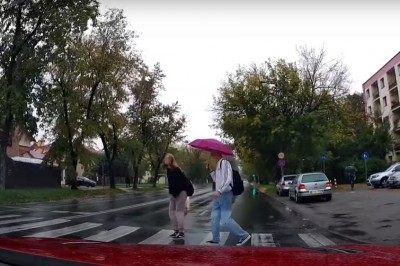 Odskoczyli w ostatniej chwili. O krok od wypadku na pasach w Tarnowie