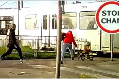 Dziecko na rowerku biegowym o mało nie wjeżdża pod tramwaj w Gdańsku