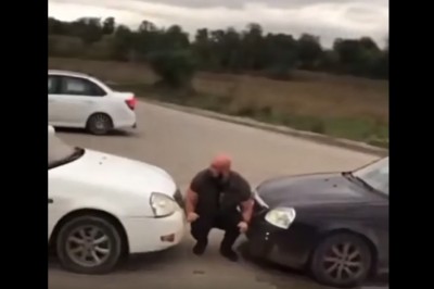 Gość kontra dwa samochody. Kiedy chcesz pokazać jaki z Ciebie kozak