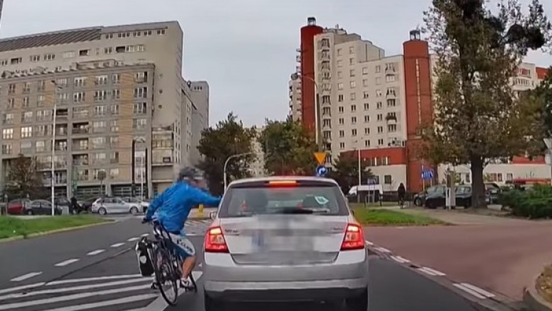 Żenujące zachowanie rowerzysty na drodze w Warszawie 