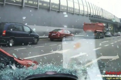 „Policję dzwoń Wiesiek” Nerwowa kobieta tuż po kolizji 