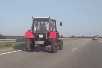 Lecisz sobie prawym pasem autostrady, a tu z lewej traktor