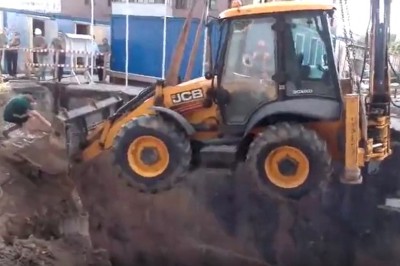 Szef nie będzie zadowolony. Do wykopu załadowali nie tylko koparkę