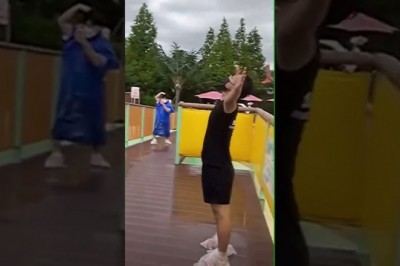 Cwaniak chciał się popisać w parku wodnym, ale coś mu nie pykło 