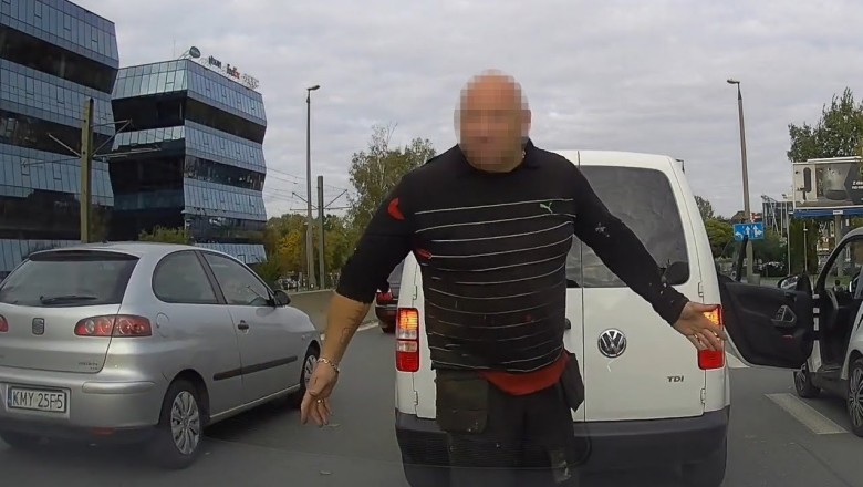 Wyskoczył z auta i zaczął grozić kierowcy na ulicy w Krakowie 