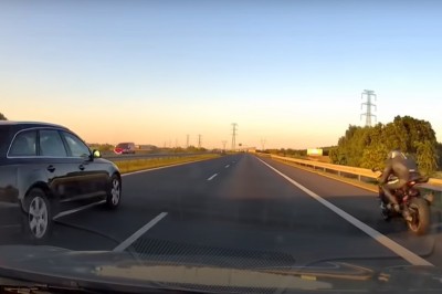 Kiedy lecisz ekspresówką 120, a z prawej wyprzedza Cię motocyklista