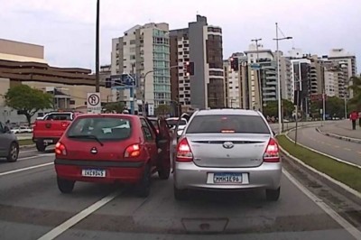 Potyczka na drzwi między dwoma samochodami w ulicznym korku