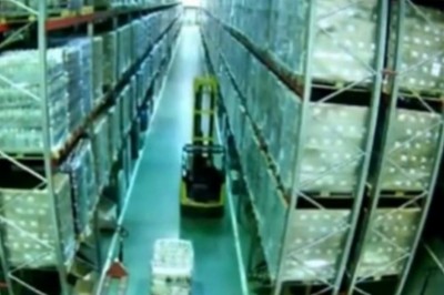 Gość szybkim ruchem widlaka rozwalił cały magazyn