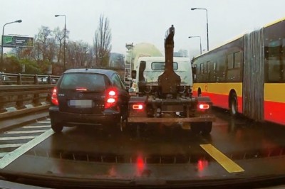 Pani w Mercu i jej mistrzowska jazda na suwak - Warszawa