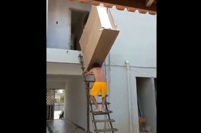 Kiedy chcesz się popisać i samemu znieść szafę po drabinie