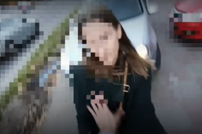 Wyskoczyła z łapami do gościa. Żenująca sytuacja na chodniku 