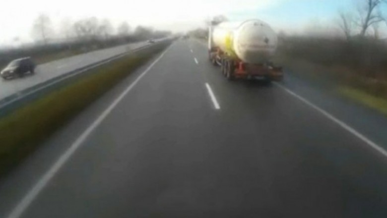 Pęknięta opona w TIRze doprowadza do wypadku na autostradzie 