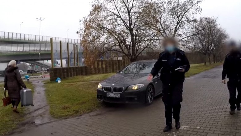 Policjanci w akcji. Przegonili pieszego, żeby BMW mogło przejechać 