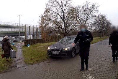 Policjanci w akcji. Przegonili pieszego, żeby BMW mogło przejechać 