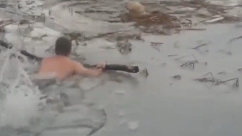 Weszli do lodowatej wody, żeby ratować psa pod, którym załamał się lód 