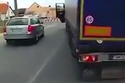 Zabranie prawka to chyba za mało. Popisy kierowcy w skodzie