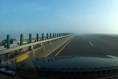 Wjechał we mgłę pogwizdując radośnie. Kierowca bez wyobraźni? 