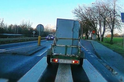 Kiedy jesteś burakiem za kierownicą i wciskasz się przed rozpędzone auta