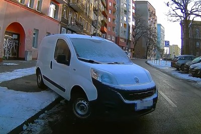 Z zamarzniętą szybą wyjechał na ulicę. Daleko nie zajechał