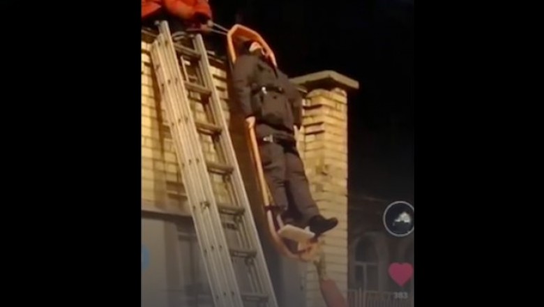 Pacjent ze złamaną nogą spadł ratownikom z dachu