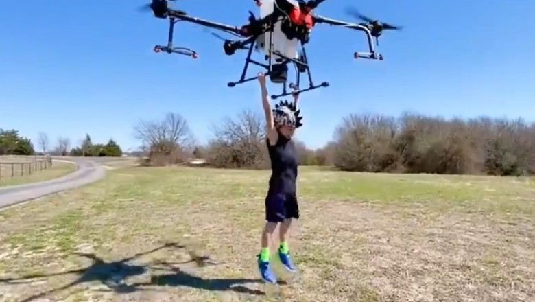 Ojciec za pomocą syna  testuje drona. Daleko nie poleciał