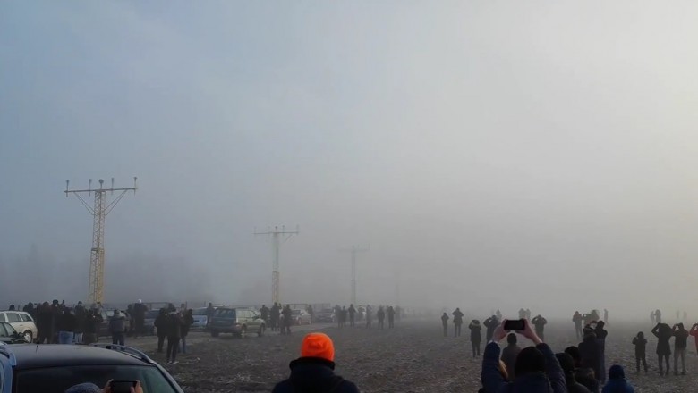 Niesamowity efekt przecięcia mgły przy lądowaniu Antonowa w Jasionce