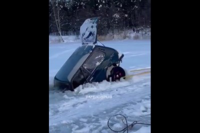 Chcieli wyciągnąć auto z jeziora. Teraz nadaje się tylko na złom 