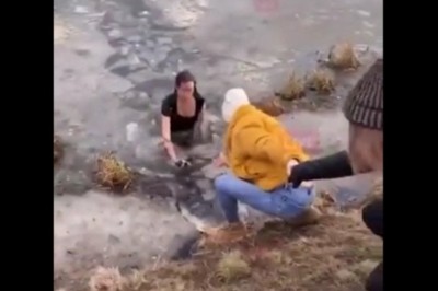 Matka spacerująca z dziećmi weszła do lodowatej wody, żeby ratować psa