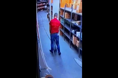 Gość w sklepie totalnie zaskoczony akcją od tyłu