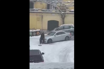 Mistrz w BMW założył łańcuchy na przednie koła. Co mogło pójść nie tak?