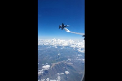 Lecisz sobie na wakacje, a tu pilot myśliwca robi pokaz