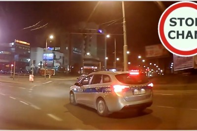 Policjant w radiowozie nie ogarnia jazdy po rondzie?