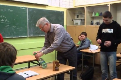 Strzelanie z karbidu na lekcji chemii. Tak to powinno wyglądać