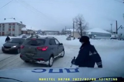 Ucieczka z policjantem w drzwiach. Nietypowy pościg za kierowcą  