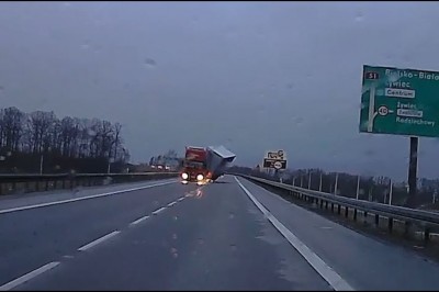 Silny podmuch wiatru prawie przewraca ciężarówkę na S1