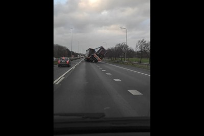 Silny podmuch wiatru wywrócił przyczepę na autostradzie