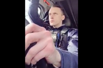 Policjant kontra dziewczyny w kabarynie. Jego mina mówi wszystko