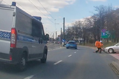 Potrącenie dostawcy na rowerze na oczach policji