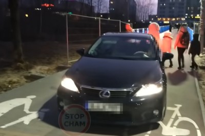 Mistrzyni w Lexusie wjechała na kładkę dla pieszych 