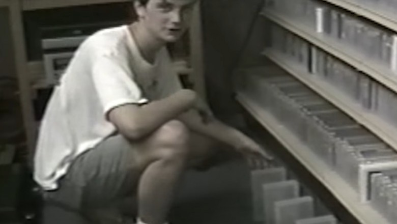 Zabawy nastolatków z lat 90-tych w wypożyczalni kaset