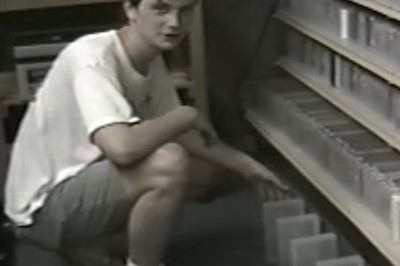 Zabawy nastolatków z lat 90-tych w wypożyczalni kaset