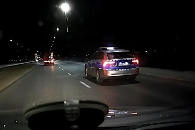 Policjanci przyspieszają przed fotoradarem, który robi im zdjęcie 