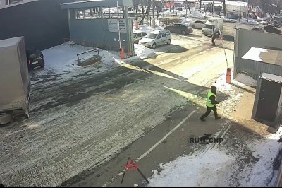 Pracownik w ostatniej chwili uratował stróża przed zmiażdżeniem przez TIRa