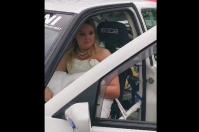 Weselny przejazd z panną młodą zakończony dzwonem