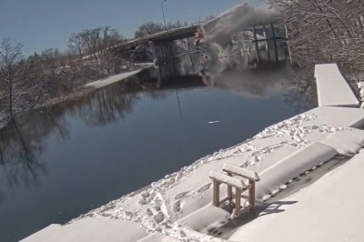 Lot ciężarówką z mostu do rzeki. Nagranie z monitoringu