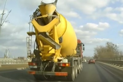 Betoniarka kontra Dacia. Niebezpieczna jazda na 3-pasmówce 